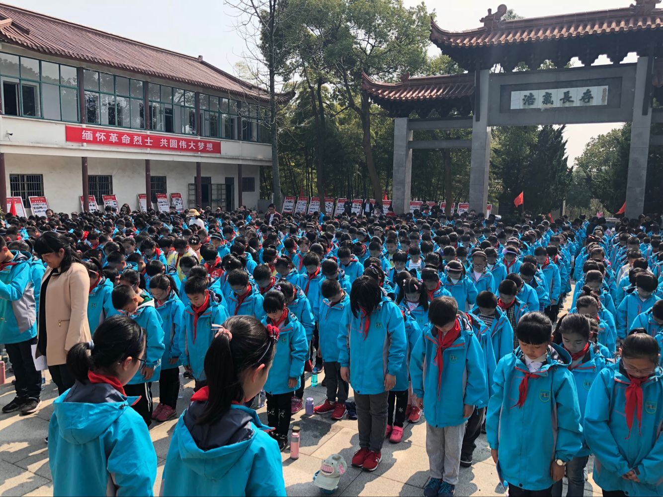 横山桥中心小学组织祭扫烈士陵园