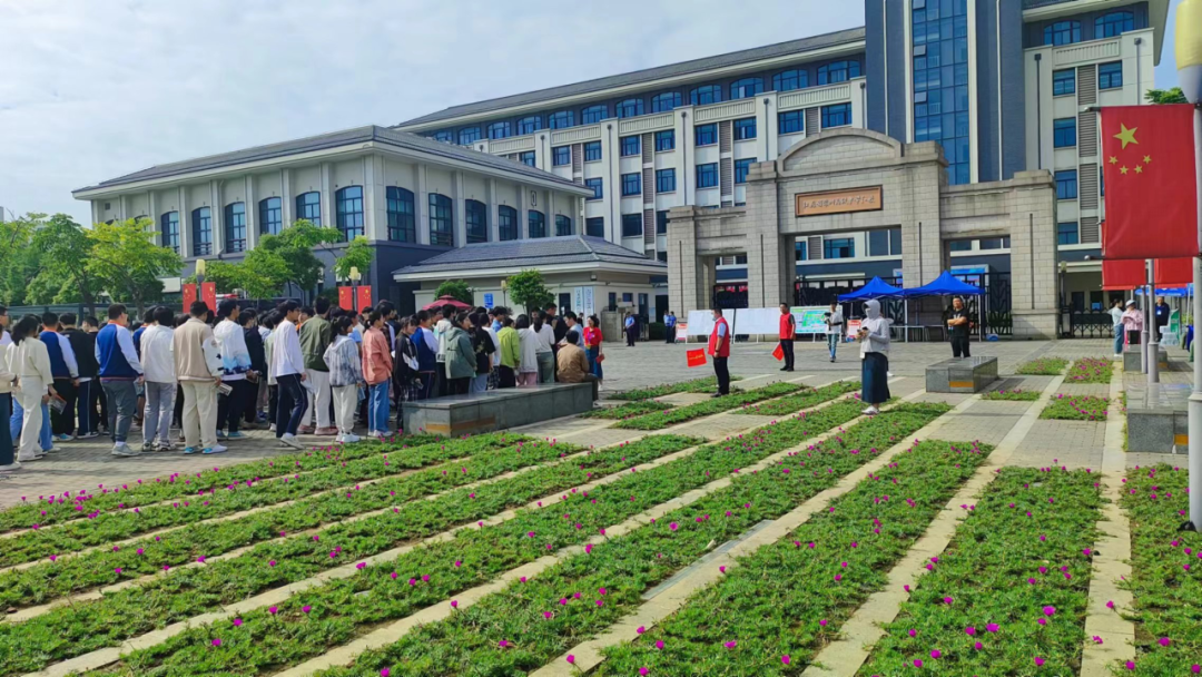 志愿服务队在江苏省常州高级中学戚墅堰分校考点设置了退役军人志愿