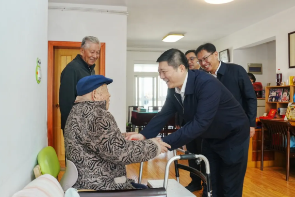 区领导开展“敬老月”走访慰问活动